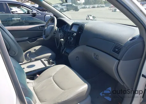 2004 Toyota Sienna Le z USA, uszkodzony, nr VIN 5TDZA23C94S109579